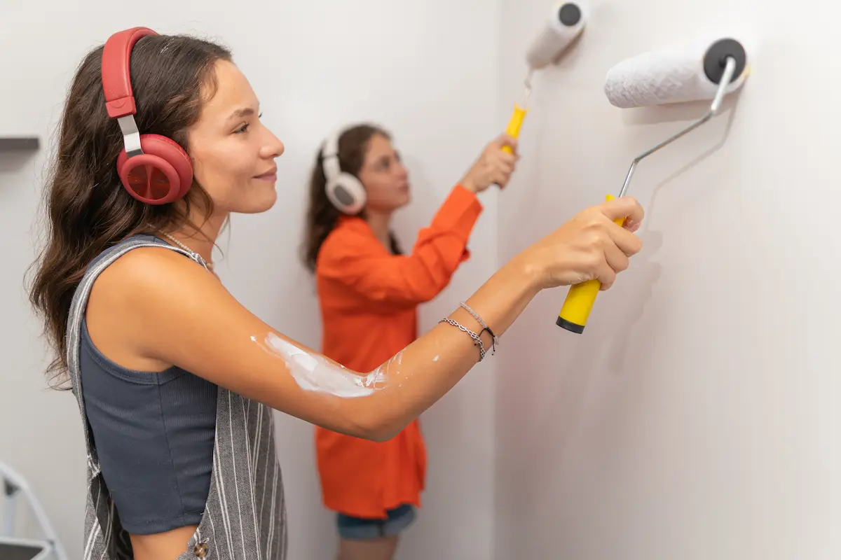 como pintar baldosas de baño