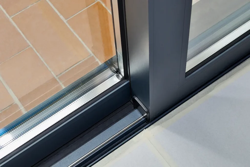 como arreglar una puerta corredera de un armario
