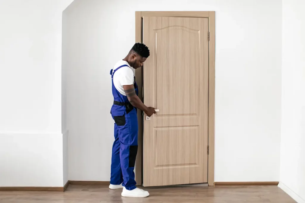 como arreglar una puerta