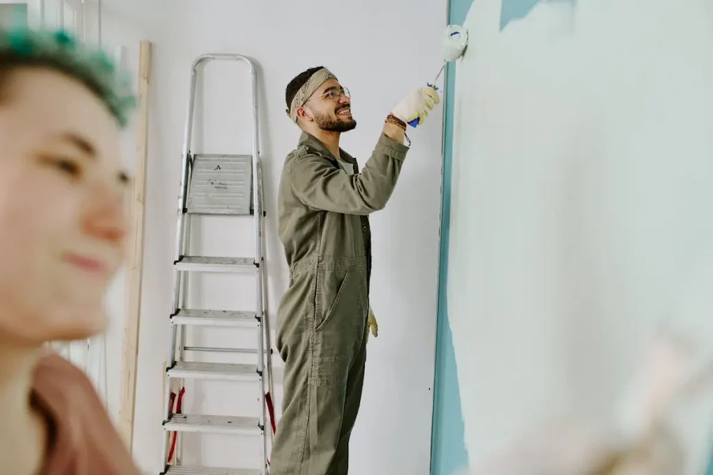 pintando una pared del local comercial como reformar un local comercial