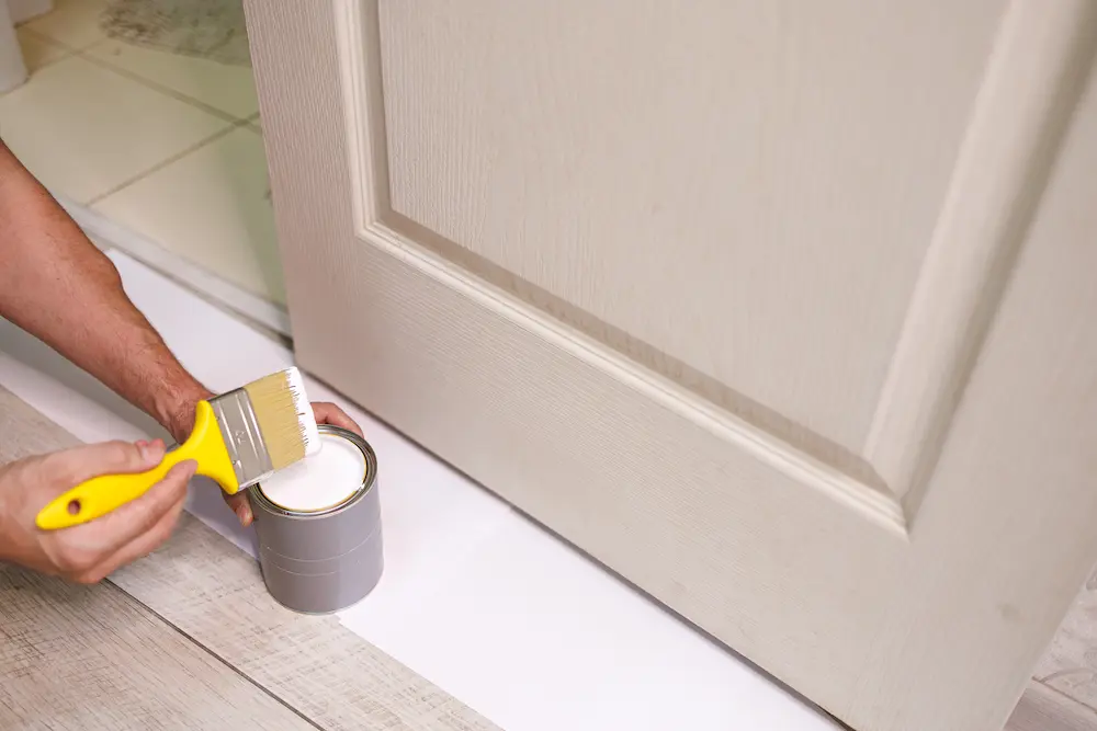 usando brocheta para las esquinas pintar puertas de madera sin lijar