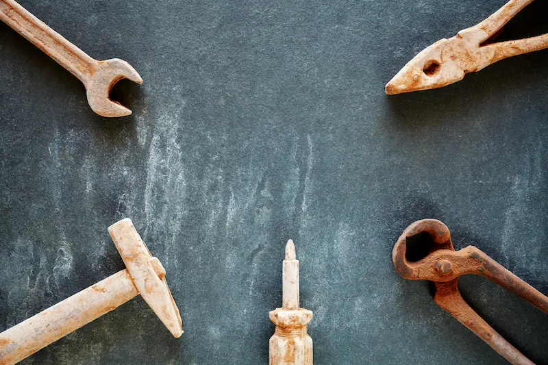 varias herramientas cómo quitar el óxido de las herramientas