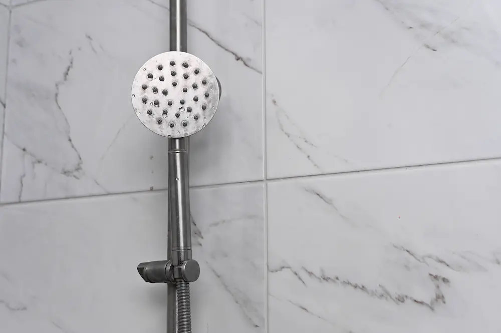 primer plano de la ducha cómo cambiar la silicona del baño