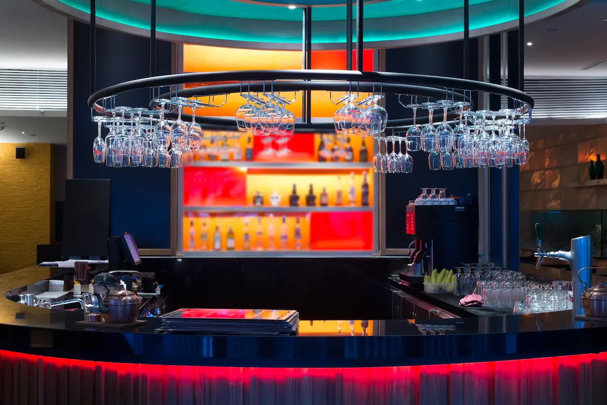 reforma-de-bar-elegante-con-barra reforma de bares y restaurantes