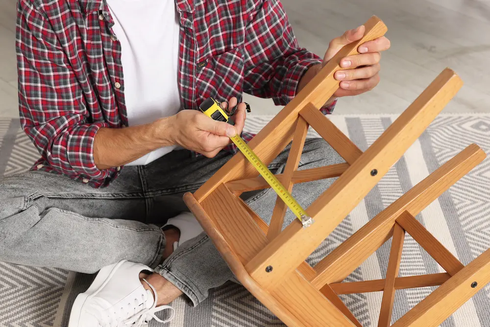 midiendo silla de madera cómo arreglar silla de madera