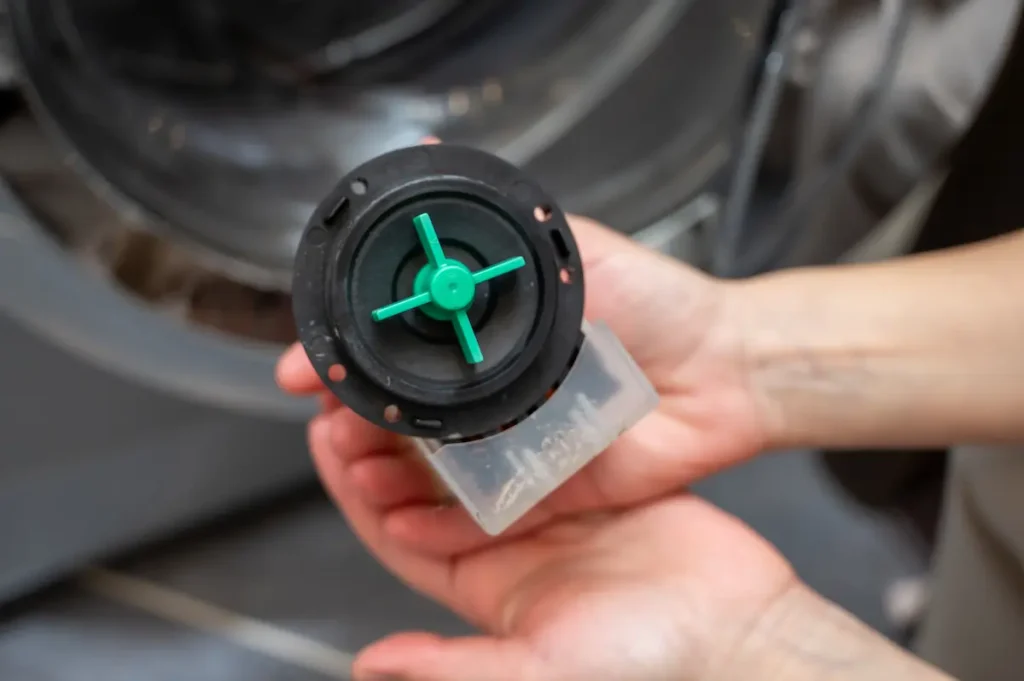 sujetando filtro de lavadora como sacar el filtro de la lavadora